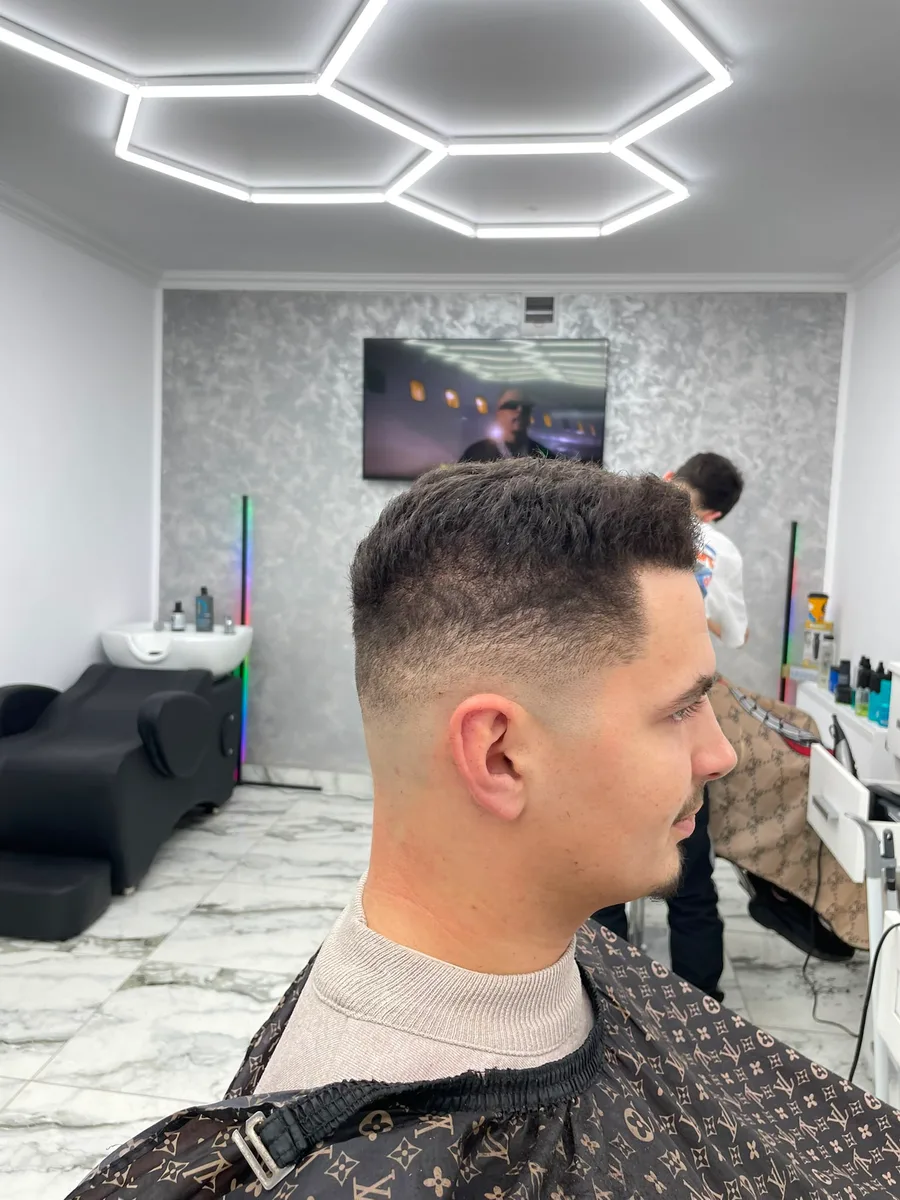 Tunsoare proaspătă, cu linii curate